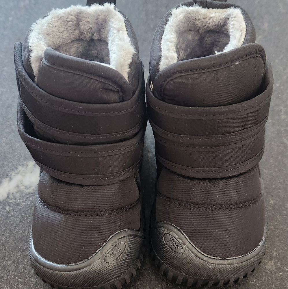 Size 4 Toddler Snow Boots (run a little big)